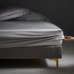 Seidiges, kühles Spannbettlaken aus synthetischem Satin