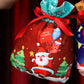 Jute-Weihnachtstasche mit Apfelband und Süßigkeiten