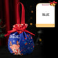 Jute-Weihnachtstasche mit Apfelband und Süßigkeiten