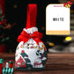 Jute-Weihnachtstasche mit Apfelband und Süßigkeiten