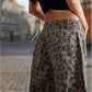 Lässige Hose mit Leopardenmuster und Taschen