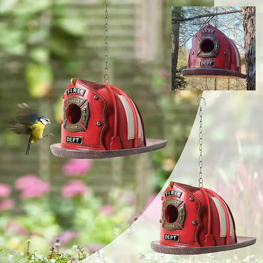 Vogelhaus mit hängendem Feuerwehrhelm für den Außenbereich