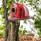 Vogelhaus mit hängendem Feuerwehrhelm für den Außenbereich
