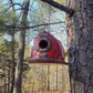 Vogelhaus mit hängendem Feuerwehrhelm für den Außenbereich