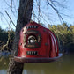 Vogelhaus mit hängendem Feuerwehrhelm für den Außenbereich