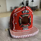 Vogelhaus mit hängendem Feuerwehrhelm für den Außenbereich