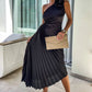 Asymmetrisches Plisseekleid mit schrägem Ausschnitt