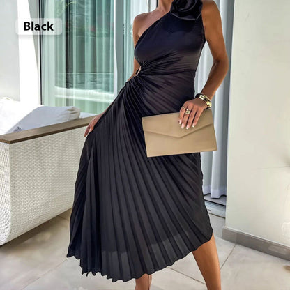 Asymmetrisches Plisseekleid mit schrägem Ausschnitt