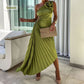Asymmetrisches Plisseekleid mit schrägem Ausschnitt