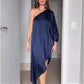Asymmetrisches, sexy und lockeres Ein-Schulter-Kleid