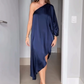 Asymmetrisches, sexy und lockeres Ein-Schulter-Kleid