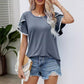 Lässiges Damen-T-Shirt mit Rundhalsausschnitt und Ärmeln mit Bommelbesatz