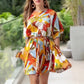 Lässiges, bedrucktes, schlank machendes, kurzes Kleid mit Taillenbinde