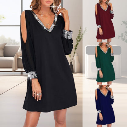 Glamouröses Kleid mit V-Ausschnitt und kalten Schultern mit Glitzerbesatz