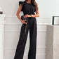 Ärmelloser Jumpsuit mit hoher Taille und Gürtel