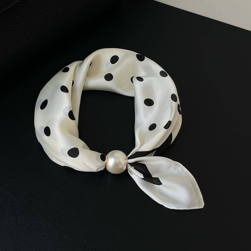 ✨Limited stock available, don’t miss out!🎉No-Tie Magnetic Pearl Clasp Soft Scarf