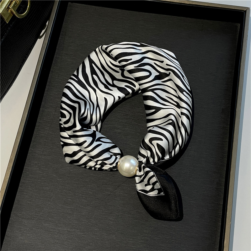 ✨Limited stock available, don’t miss out!🎉No-Tie Magnetic Pearl Clasp Soft Scarf