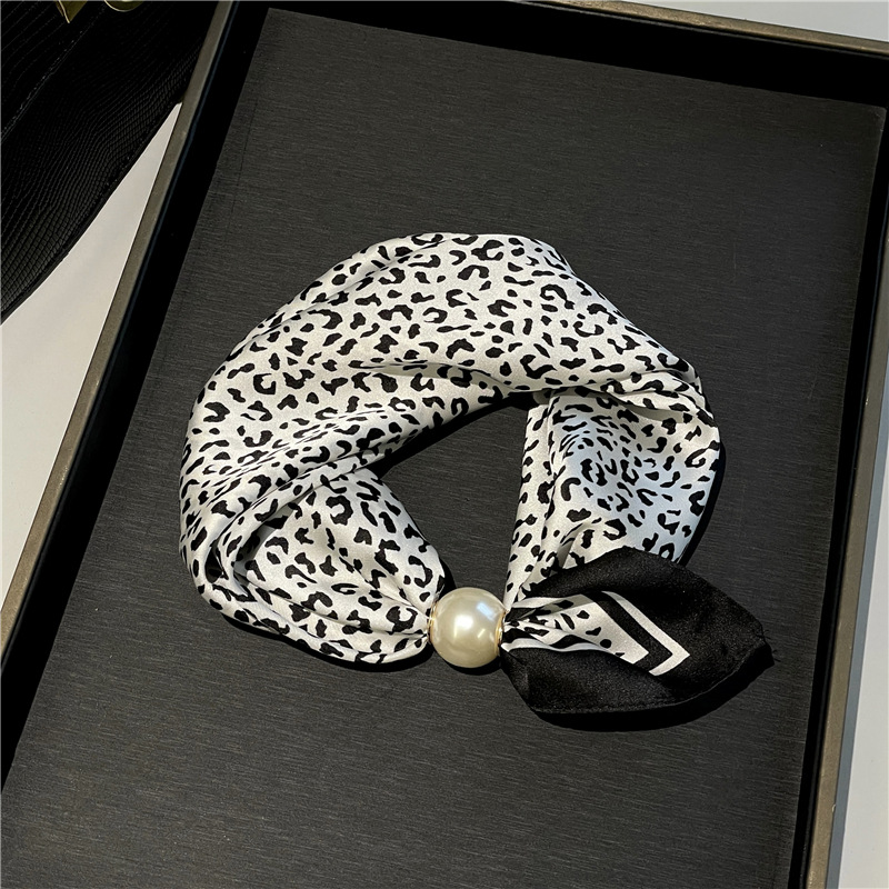 ✨Limited stock available, don’t miss out!🎉No-Tie Magnetic Pearl Clasp Soft Scarf