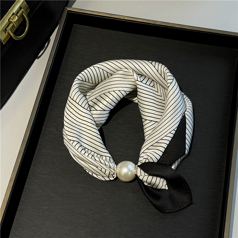 ✨Limited stock available, don’t miss out!🎉No-Tie Magnetic Pearl Clasp Soft Scarf