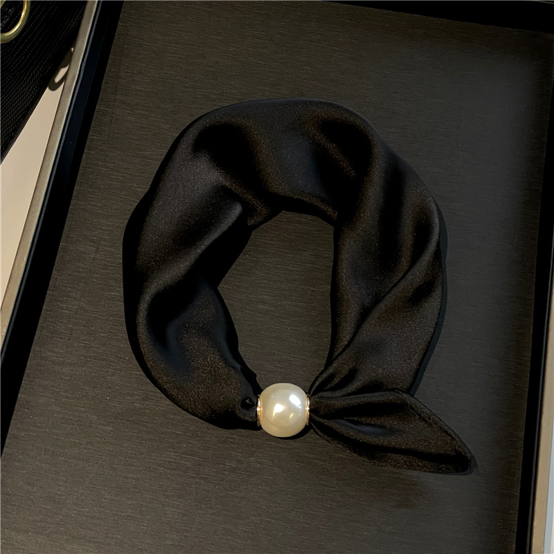 ✨Limited stock available, don’t miss out!🎉No-Tie Magnetic Pearl Clasp Soft Scarf