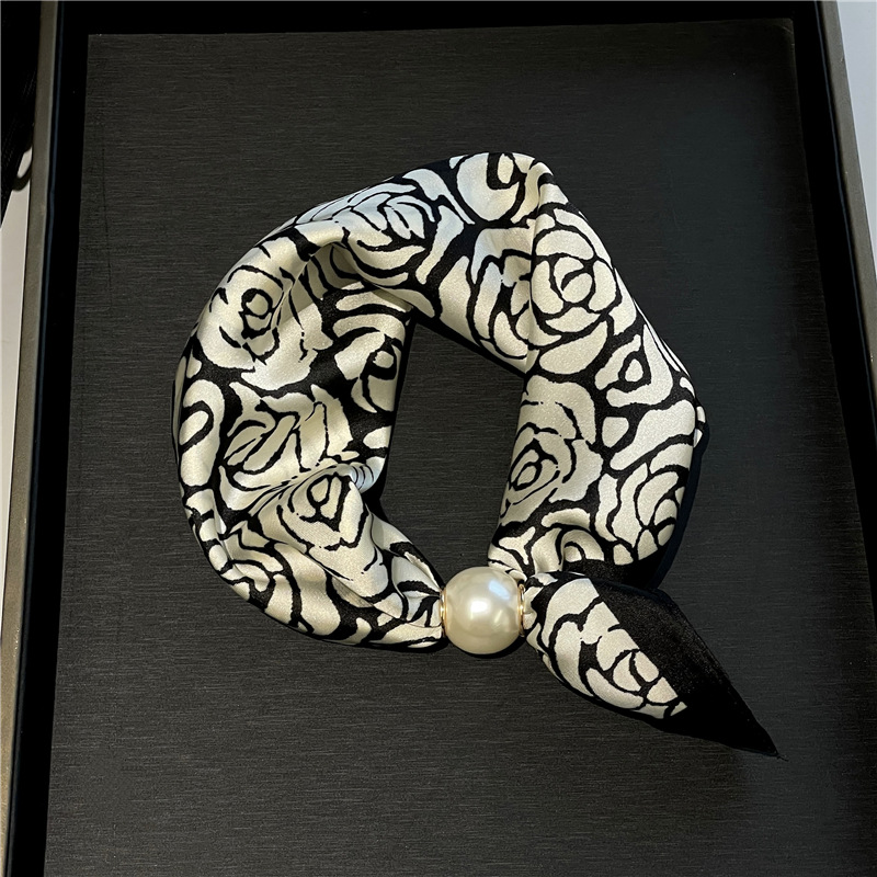 ✨Limited stock available, don’t miss out!🎉No-Tie Magnetic Pearl Clasp Soft Scarf