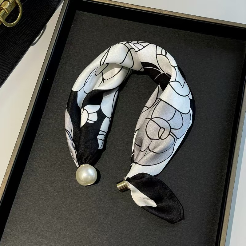 ✨Limited stock available, don’t miss out!🎉No-Tie Magnetic Pearl Clasp Soft Scarf